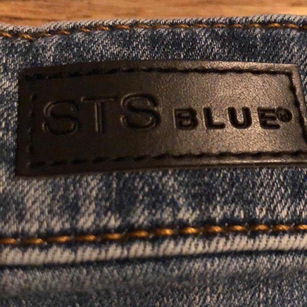 Adorable distressed jean shorts - Picture 3 of 4